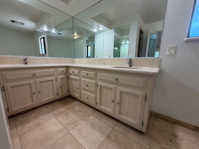 Building Photo - Lakeridge Shores Home!