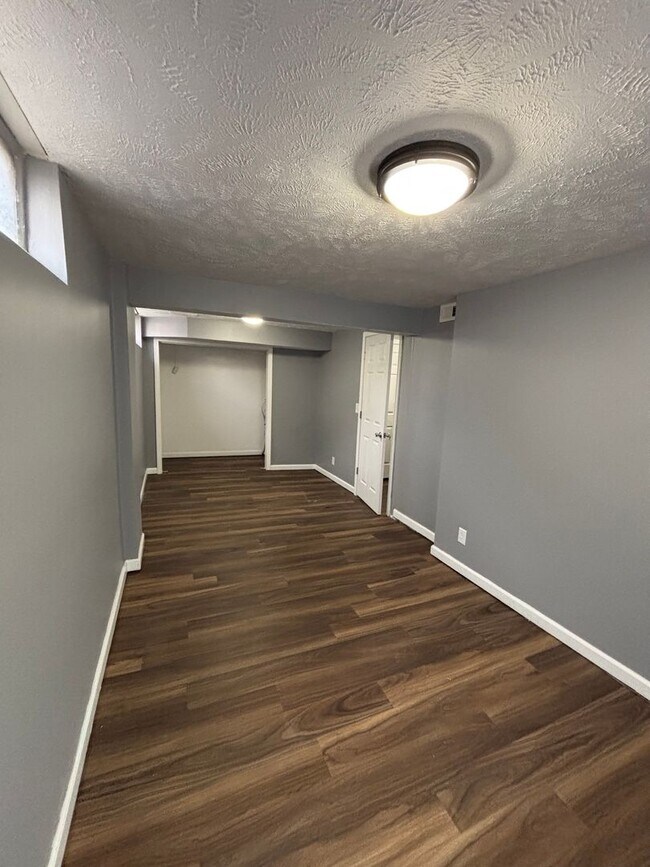 Building Photo - Spacious 4 Bedroom 1.5 Bath House!!