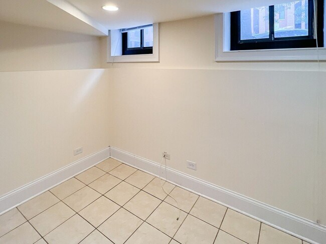 Building Photo - 877 W Lill Ave