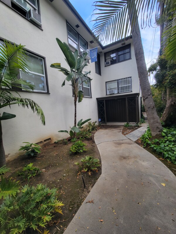 Building Photo - 7460 Hollywood Blvd