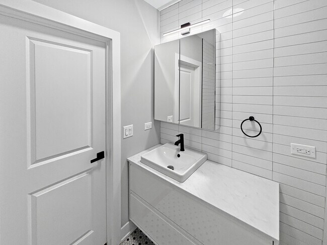 Building Photo - 2127 W 18th St