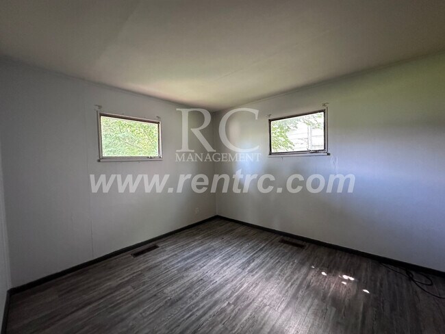 Building Photo - 605 Pixley-