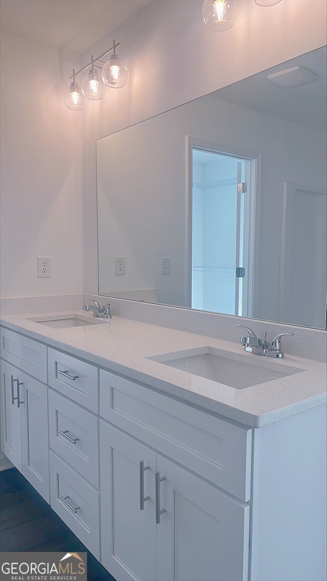 Building Photo - 15 Sandstone Dr