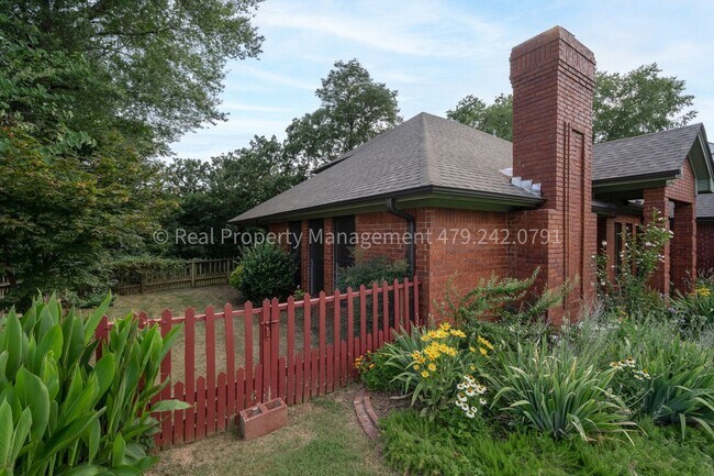 Building Photo - 2300 Brigadoon Dr
