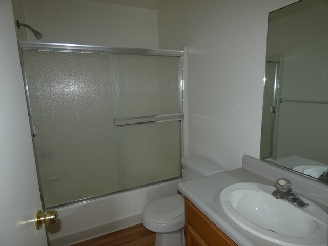 Building Photo - Fresh and Clean Upstairs Condo