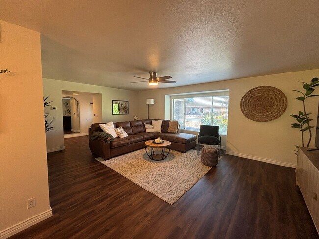 Building Photo - Discover comfortable seasonal living in Mesa, AZ with this well-appointed furnished & updated 2-b...
