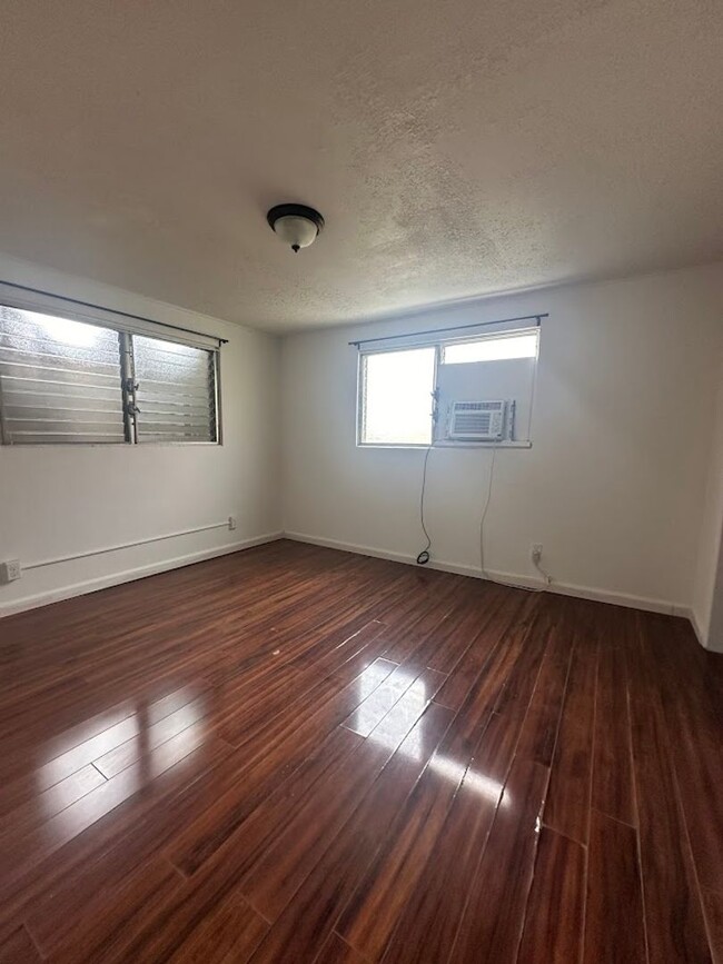 Building Photo - KALIHI UKA House 6 bedrooms, 2 full bath a...