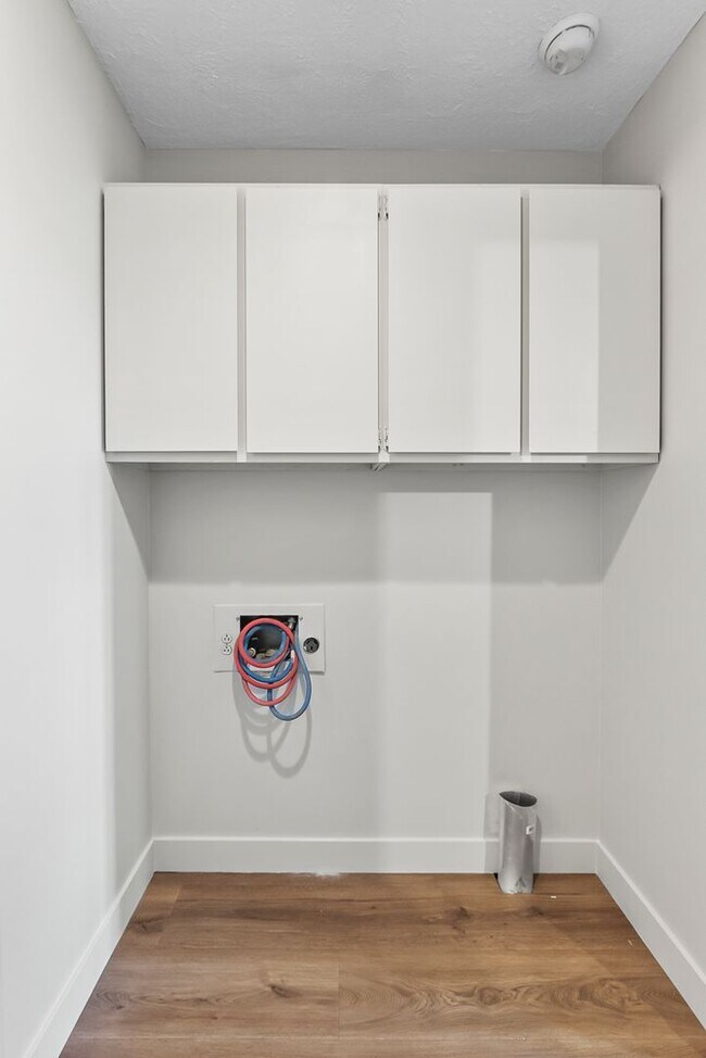 Building Photo - ** Move in Special ** Remodeled 3-Bedroom, 1-Bathroom Home with Garage & Fenced Yard – $1,800/Month