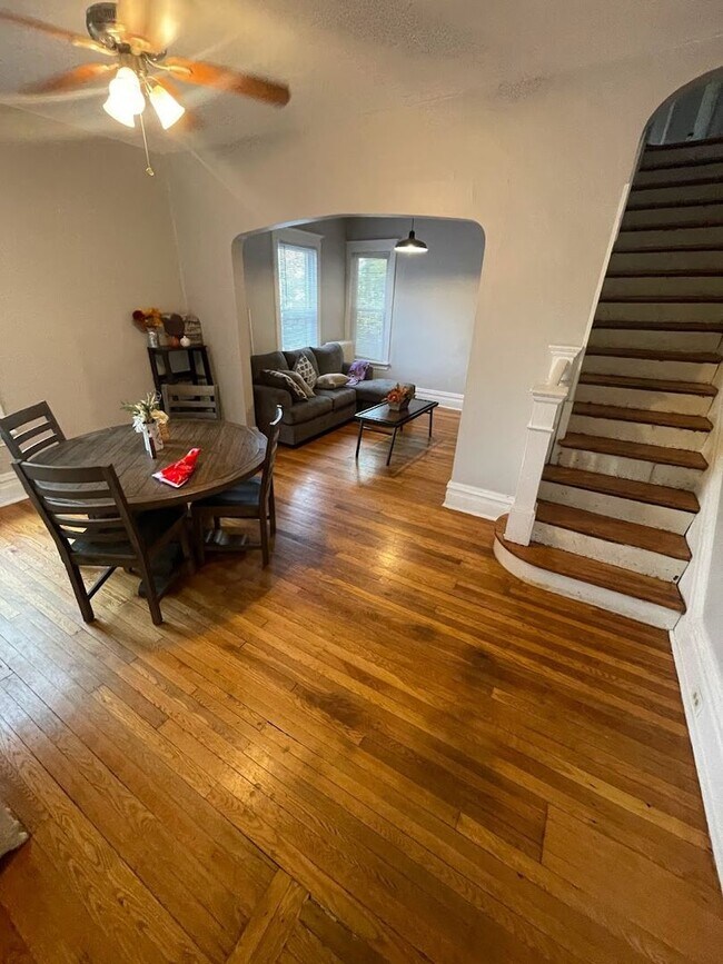 Building Photo - 3BR Townhouse