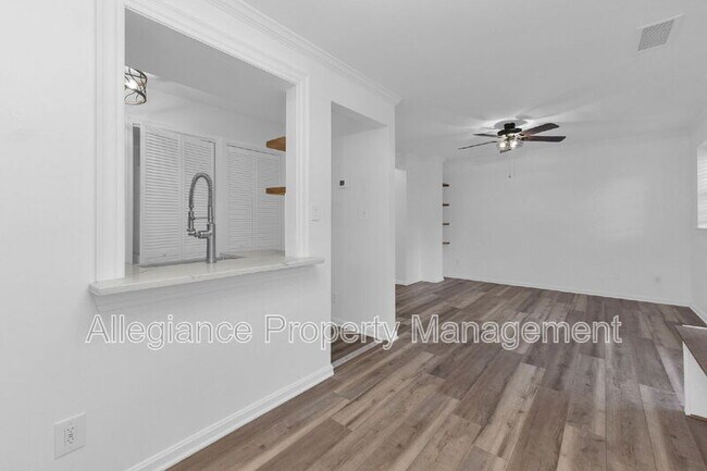 Building Photo - 1301 E Abingdon Dr