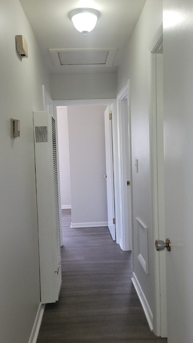 Building Photo - $400 off one month.  Call for details "Cha...