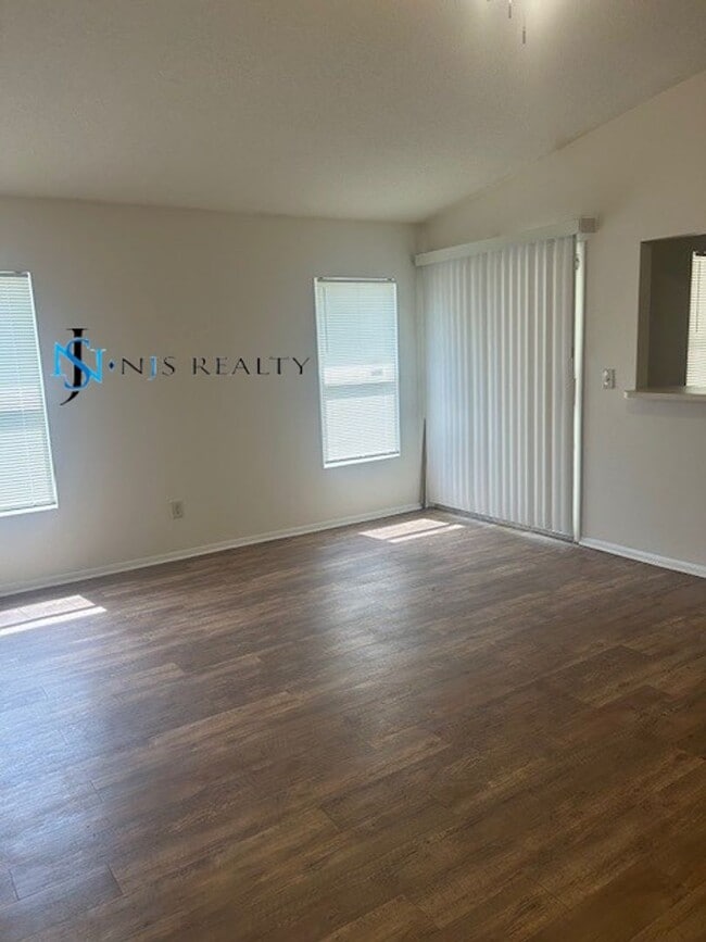 Building Photo - GORGEOUS 3/2 1200 sq ft home with FRESH PA...
