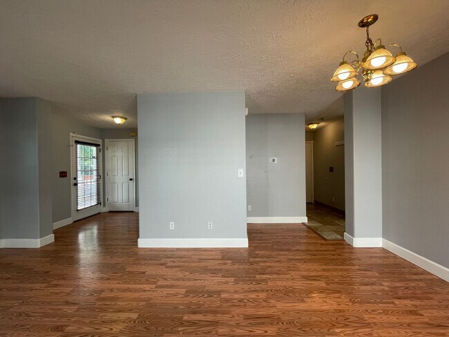 Building Photo - SE Home 3Bd/2.5Ba Home Close to the Willamette River off McLoughlin Blvd. 2 Car Garage and Washer...