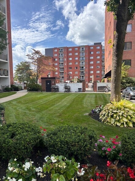 Building Photo - 12 9th St