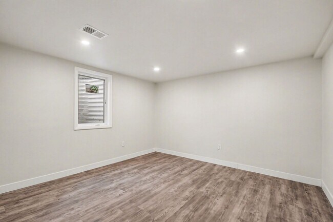 Building Photo - Students Welcome!! Updated 6 Bedroom, close to campus!! Flexible Move In Date (May, June, July or...