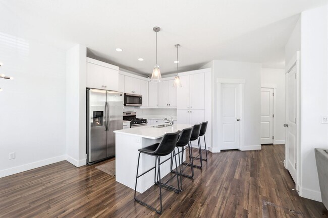 Building Photo - Waters Edge Townhome