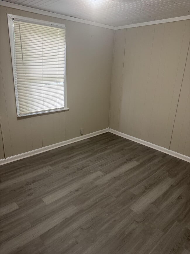 Building Photo - 2 Bed 1 Bath with Bonus Storage space & Large yard