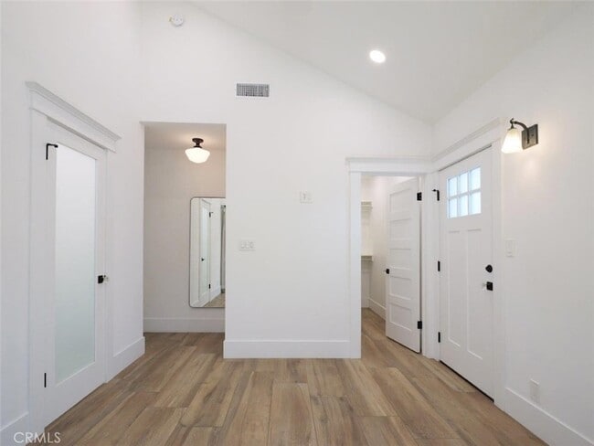 Building Photo - 446 W 40th St
