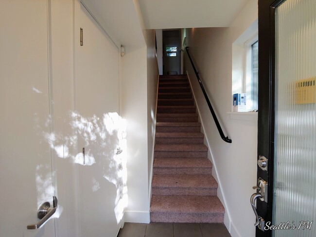 Building Photo - Stunning 3 Bedroom Townhouse in Greenlake!