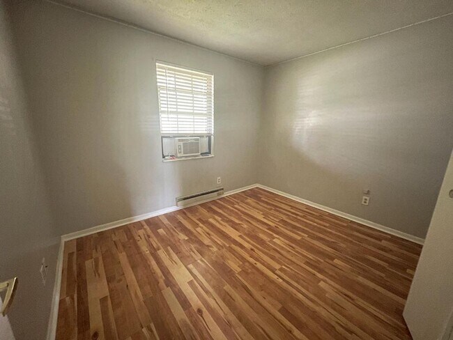 Building Photo - Very well kept 3 bedroom, 1.5 bath with One Car Garage and Nice Back Yard