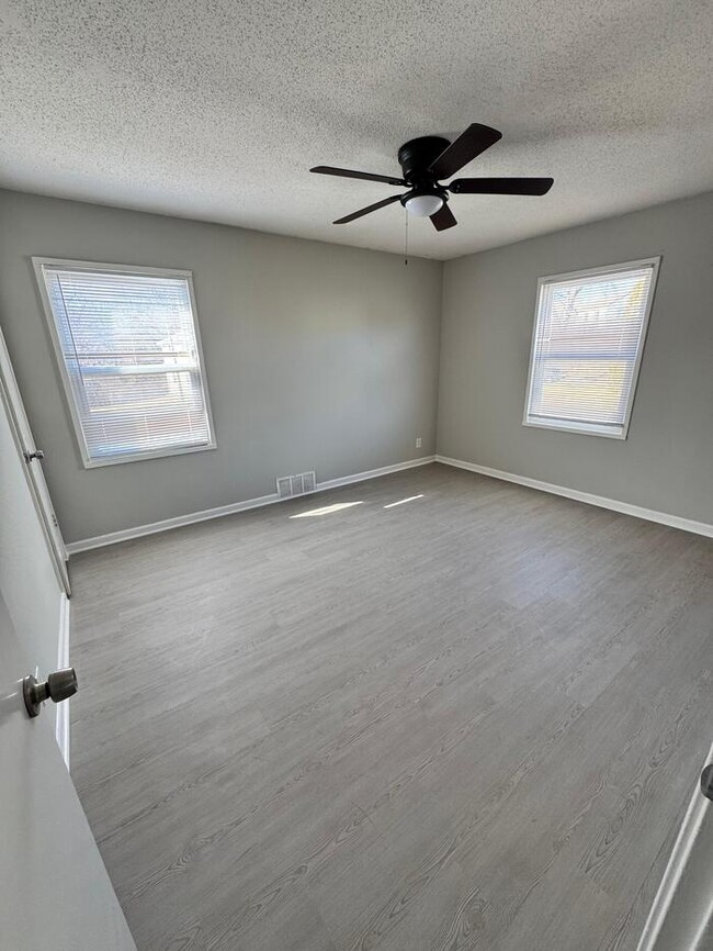 Building Photo - Section 8 Welcome 2 bed 1 bath duplex