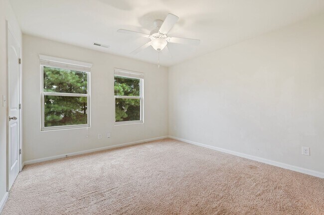 Building Photo - 2 Bedroom, 2.5 Bath townhome in Thompson Ridge with new LVP flooring downstairs.