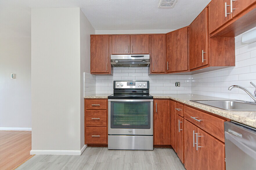 Building Photo - 4 Colonial Village Dr