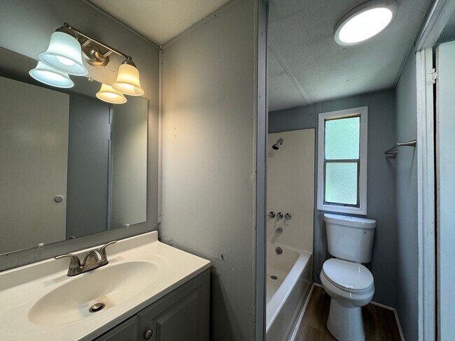 Building Photo - 3 Bedroom / 2 Bath Single-Wide Home – Live Oak, FL