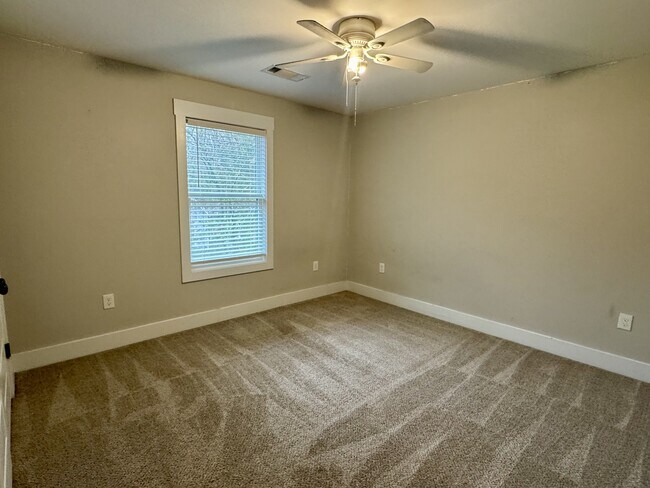 Building Photo - 200 Banks St