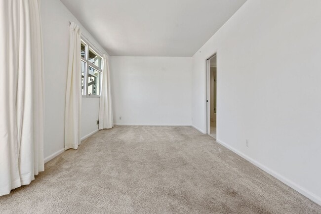 Building Photo - Light Filled 2 Bed, 2 Bath South Beach Por...