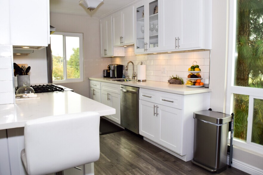 Kitchen - 16169 Sunset Blvd