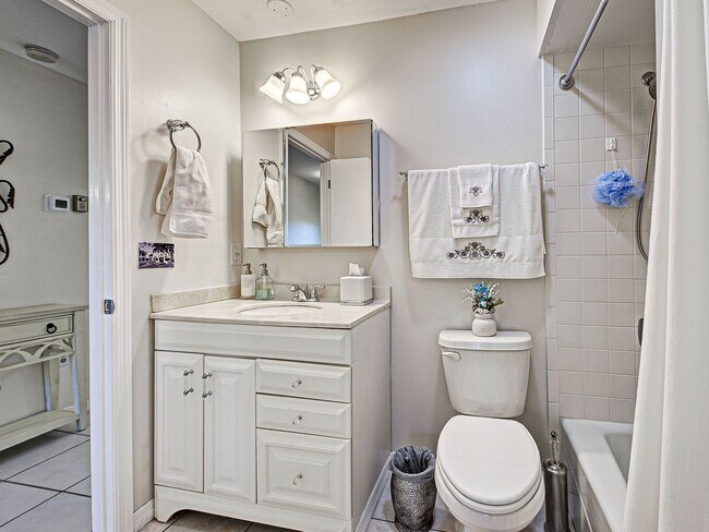 Building Photo - FURNISHED! 2BD/2BA/1CG in Vivienda West - a 55+Community