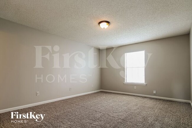Building Photo - 5885 Ridgehill Dr