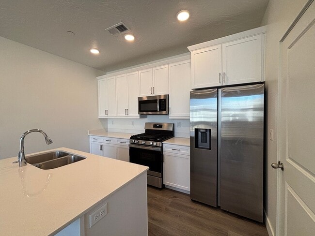 Building Photo - 1 BEDROOM APARTMENT FOR RENT IN DESERT COLOR!