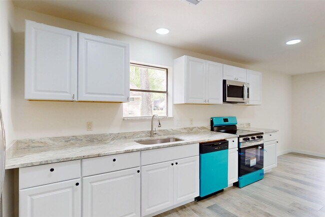 Building Photo - 2218 Poplar Park Dr