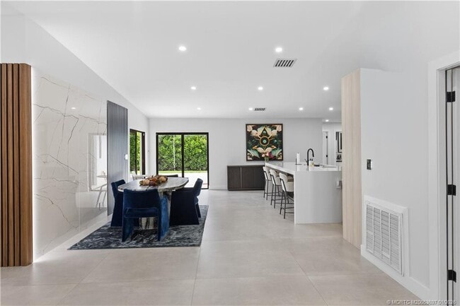 Building Photo - 5143 Deerhurst Crescent Cir