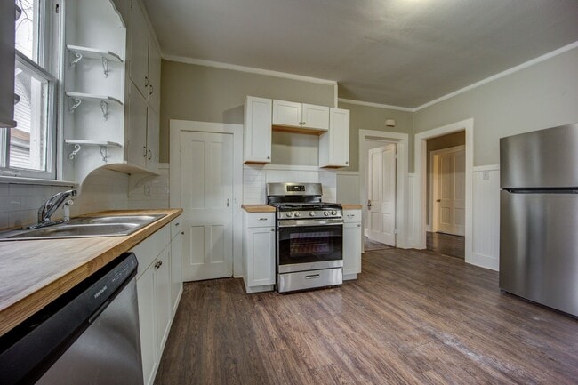 Building Photo - Freshly Updated 4 Bedroom Home