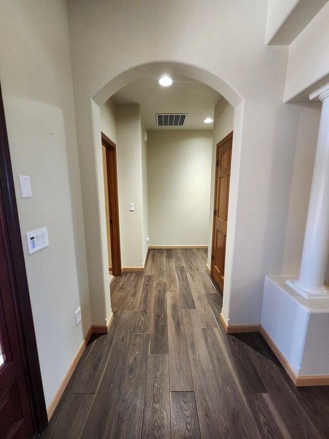 Building Photo - Tuscan-Style Townhome for Rent – Prime Ken...