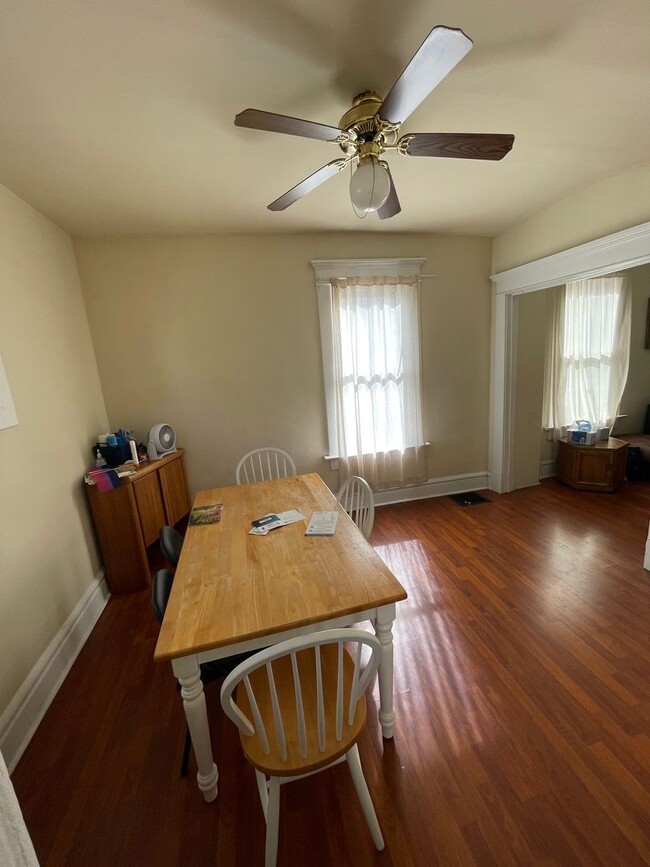 Building Photo - 3 bedroom 1 bath single family home with y...