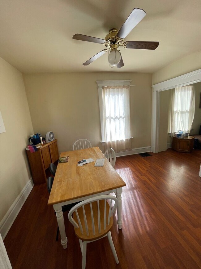 Building Photo - 3 bedroom 1 bath single family home with yard.