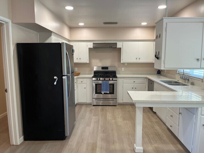 Building Photo - Los Gatos Living Just Minutes from Downtown & New Whole Foods