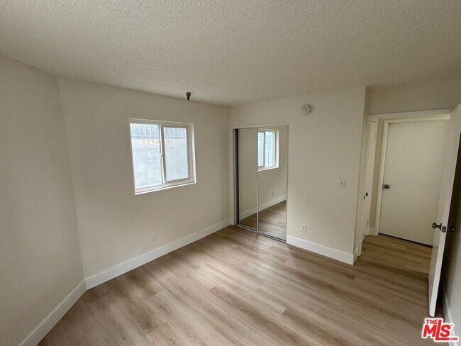 Building Photo - 428 S Grand View St