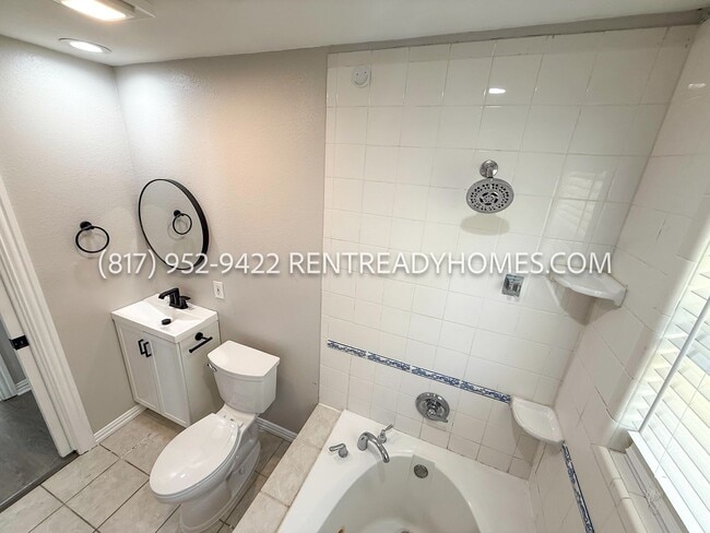 Building Photo - 913 Harrison Dr