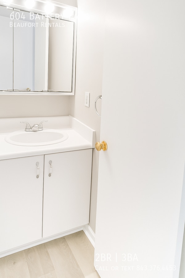 Building Photo - 604 Battery Ln