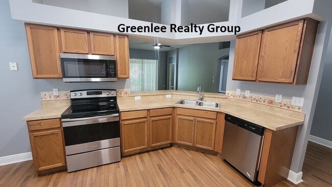 Building Photo - Gorgeous 4 Bedroom/2 Bathroom Home in Sunc...