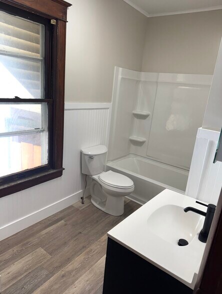 Building Photo - 614 Chenango St