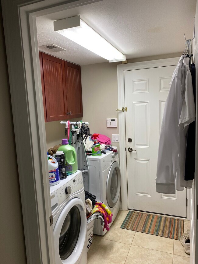 Building Photo - 9047 Orlando Ave