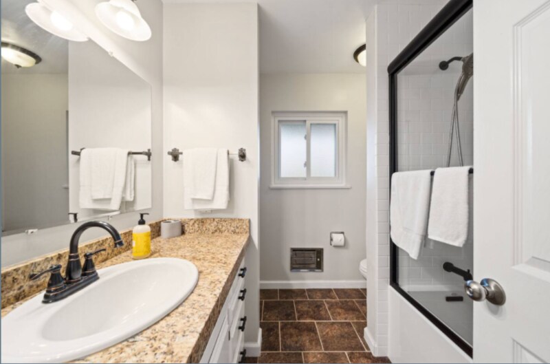 Building Photo - 321 W Kalmia St