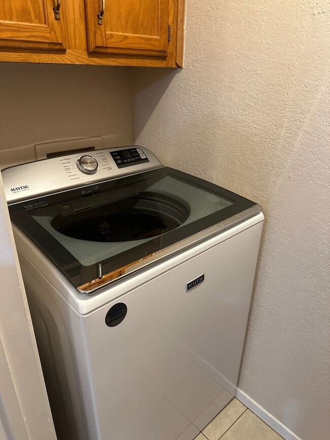 Building Photo - ONE BEDROOM, one bath! Condo by ACU!