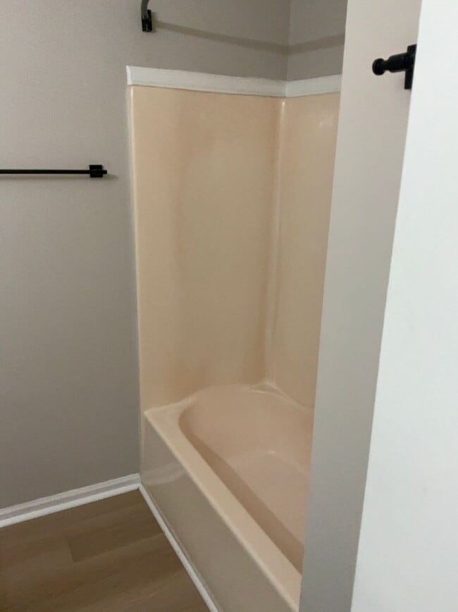 Building Photo - 2 Bedroom 1 Bath Condo with Private Deck in Hunters Chase